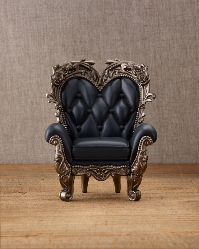Paldol Antique Chair Noir dari samping – memperlihatkan detail ukiran kayu dan bantalan dudukan
