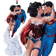 Superman & Wonder Woman "The Kiss" Mini Statue by Jim Lee Holiday Edition