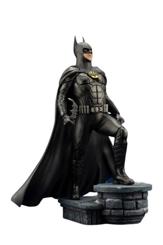 DC Comics The Dark Knight series - Figurine Batman et Batmobile Tumbler in  Gotham City, Legacy of Revoltech LR-054
